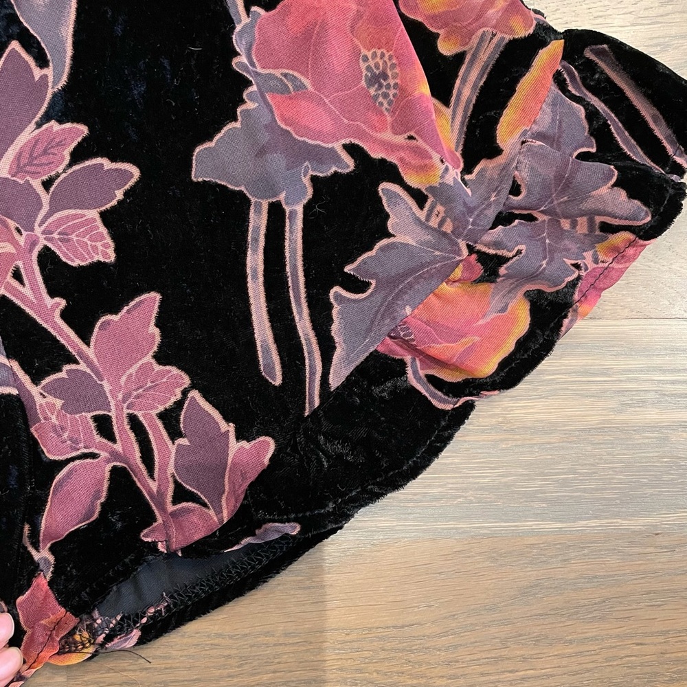 Black velvet floral romper with flared sleeves - Picture 6 of 7